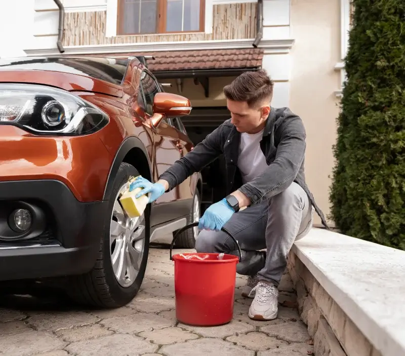Lavage auto à domicile Caurel : professionnel intervenant sur un véhicule